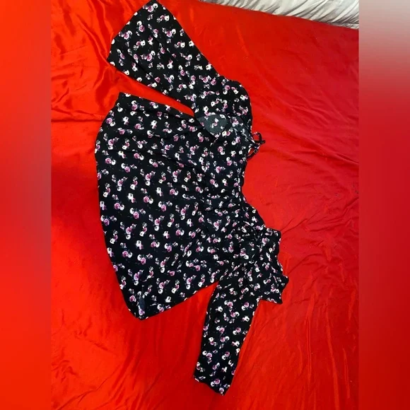 Beautiful blouse - Picture 2 of 4